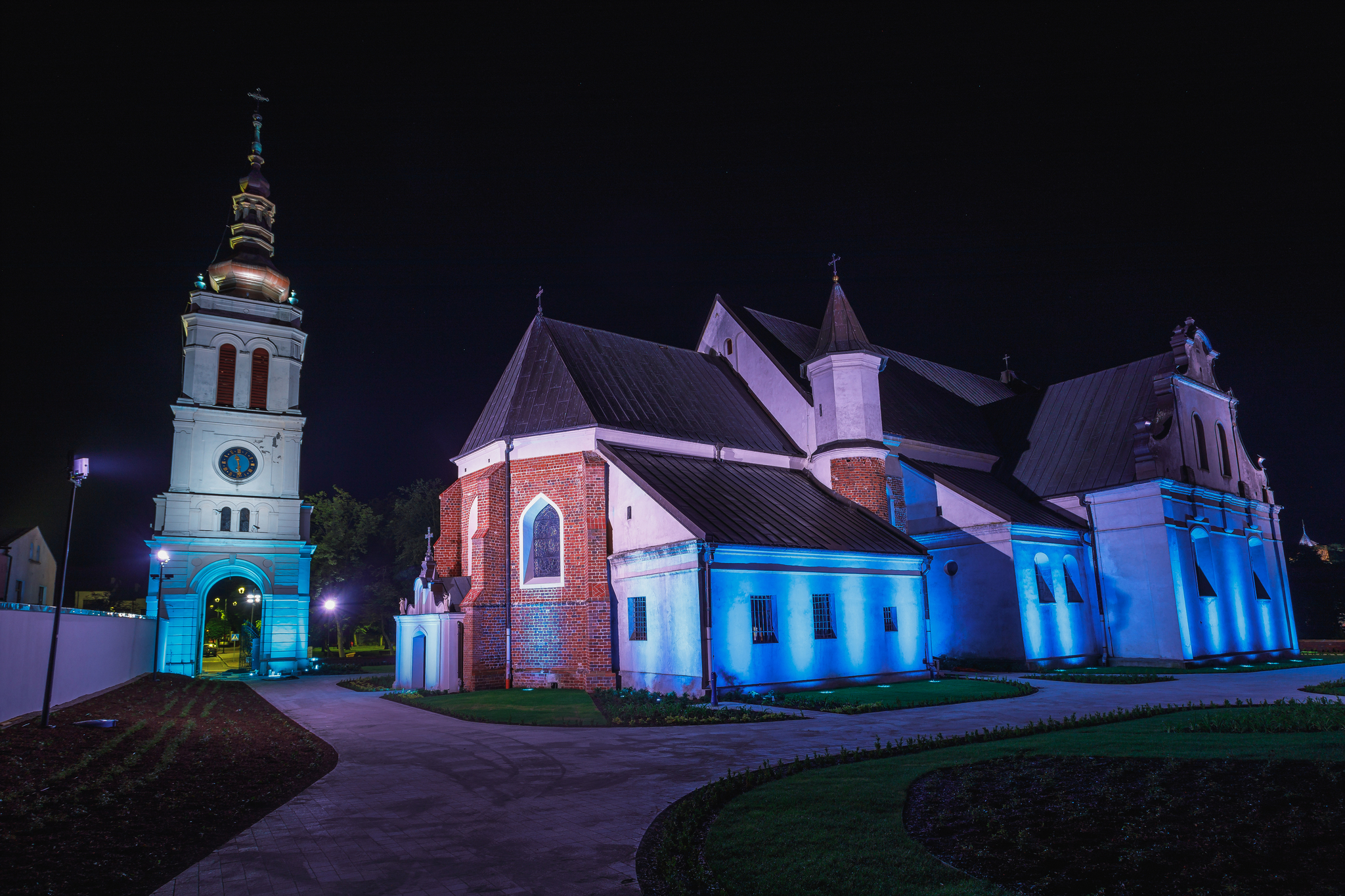 zdjęcia kolegiaty uniejowskiej w nocy